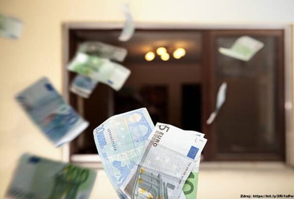 Egy pozsonyi nyugdíjas asszony 5 000 eurót dobott ki az ablakon a csalónak