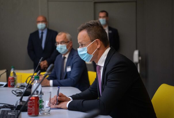 Szijjártó: rendezni kell a nyelvhasználat és az anyanyelvi oktatás kérdését Kárpátalján