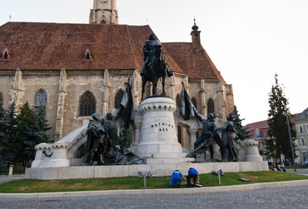 A kolozsvári ügyészség szerint a magyarokat sértő feliratok elhelyezése nem bűn
