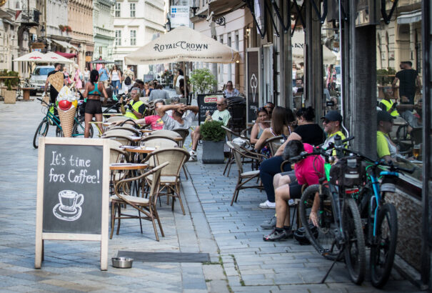 Pozsonyban és környékén vasárnaptól szigorítanak az óvintézkedéseken