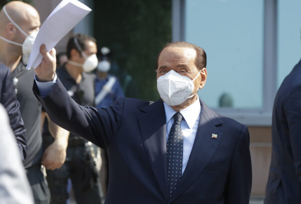 Berlusconi kigyógyult a koronavírusból, de kimerültnek érzi magát. Azt hitte, hogy meg fog halni