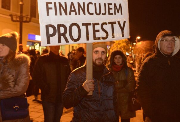 Globsec-felmérés: Nem bízunk az igazságszolgáltatásban és a politikusokban, de hiszünk az álhíreknek