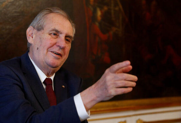 Zeman elutasítja a tömeges maszkviselést, pánikkeltésre figyelmeztet