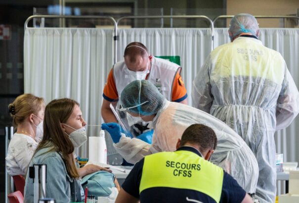 Megnyíltak Párizsban az ingyenes teszthelyek. Kígyózó sorokban várakoznak az emberek