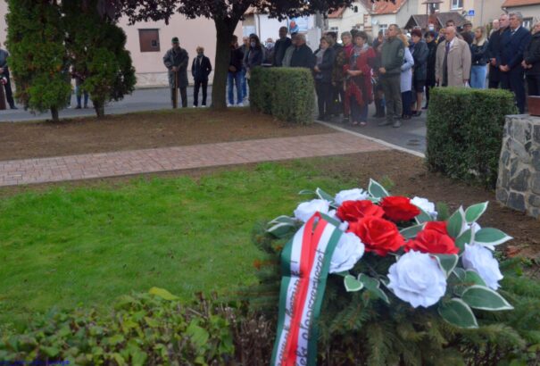 Trianoni emlékművet lepleztek le Fülekpüspökiben – Képekkel