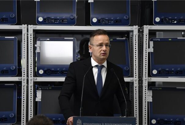 Szijjártó: elkészültek a Magyarországon gyártott, világszínvonalú lélegeztetőgépek