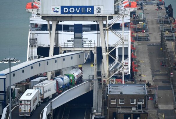 Brexit: Hétezernél is több kamion torlódhat fel Dovernél január 1-jén