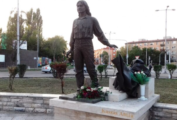 Komárom méltó módon tisztelgett Kaszás Attila emléke előtt