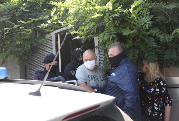 Zsolnai vihar: A NAKA sorra szedi össze és viszi el bilincsben az elitbírákat