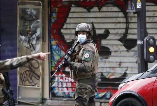 Késes támadás történt Párizsban a Charlie Hebdo közelében