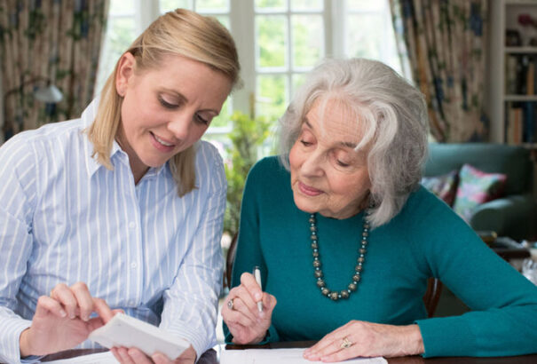 Módosítani fognak az 1957 és 1963 között született nők nyugdíjkorhatár-plafonján