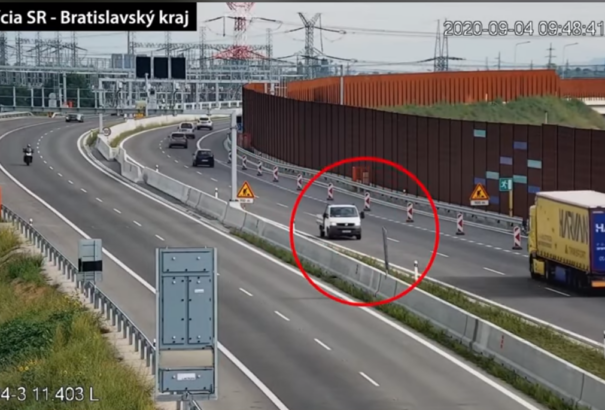 Menetiránnyal szemben közlekedett az autópályán, most keresi a rendőrség (Videó)