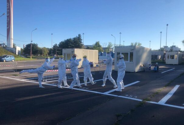 Már épül az első, nagykapacitású COVID-19 mintavételi állomás Pozsonyban. Futballpálya méretben