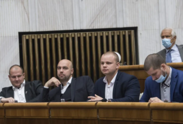 Az ĽSNS-es képviselők megtagadták a maszkviselést a parlamentben. Kollár megszakította az ülést