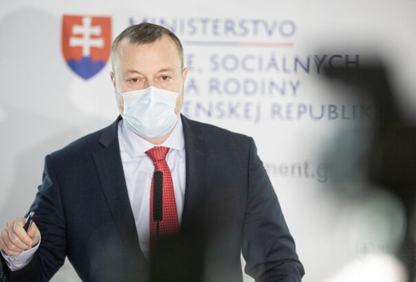 Krajniak-KOZ konfliktus: a munkaügyi miniszter kijátszaná a monopolhelyzetben lévő szakszervezetet