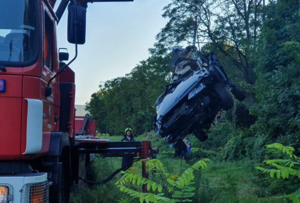 Szlovák rendszámú autó ütközött vonattal Ausztriában, ketten életüket vesztették