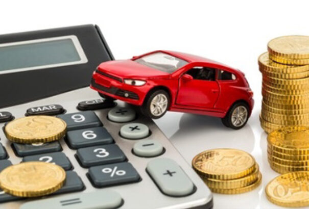 Heger drágítaná az utakon guruló luxust. A kamionok és autóbuszok után ellenben kevesebbet fizethetnek