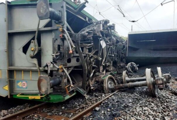 Felborult egy szénnel megrakott vonatszerelvény Csehországban – Képekkel