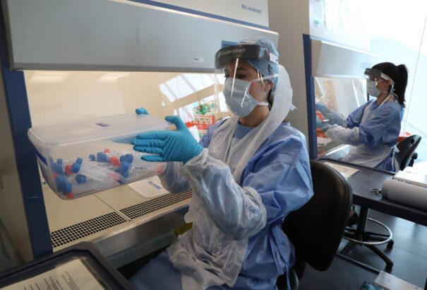 Pár hónap múlva tömeges oltás kezdődhet Nagy-Britanniában