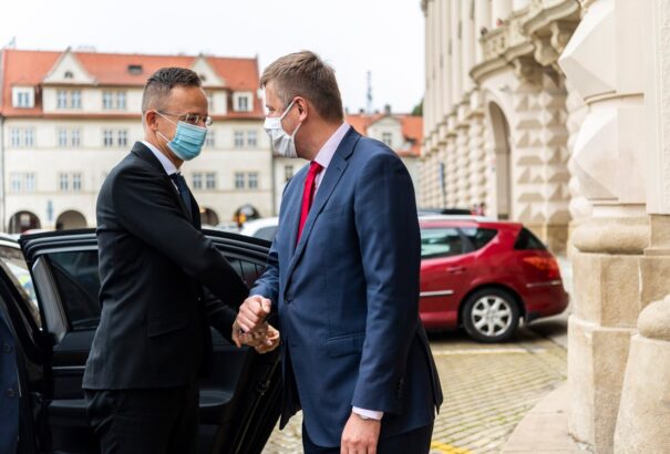 Szijjártó: a visegrádiak koordinálják lépéseiket a koronavírus-járvány elleni küzdelemben