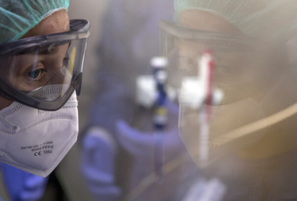 Magyarországon 848 fővel emelkedett a fertőzöttek száma és elhunyt 16 beteg