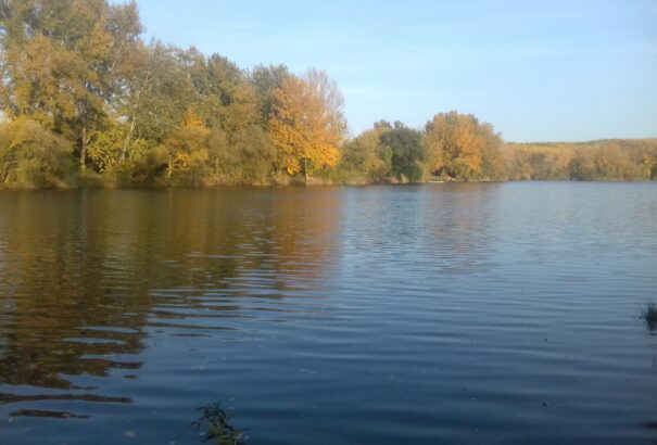 Őszi színvarázs a komáromi vízpartokon