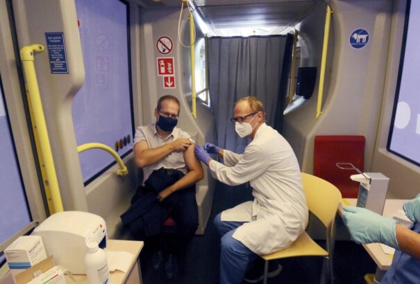 Bécsben egy speciálisan kialakított villamosban oltják be az embereket influenza ellen