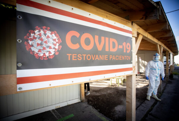 A legfertőzöttebb árvai régióban a higiénikusok nem győzik a munkát, az emberek fütyülnek az óvintézkedésekre és Legyelországban lagziznak