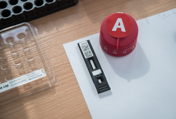 Így végzik el az antigén gyorstesztet. A mintavételtől a kiértékelésig (videó)