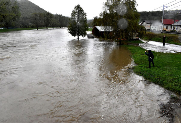A szlovákiai áradásoknak már halálos áldozata is van: 26 éves férfit sodort el a megáradt patak