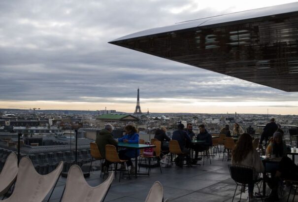 Koronavírus – Kemény dilemmákkal küzdenek az európai döntéshozók, nyugaton súlyos korlátozásokra is van már példa