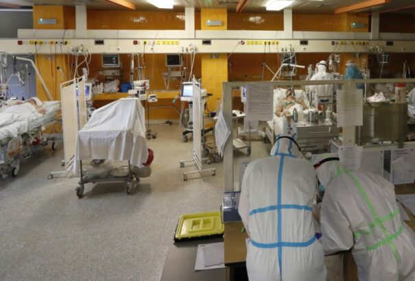 Csehországban pénteken 121-en haltak meg. A kórházakban több mint hétezer pácienst kezelnek