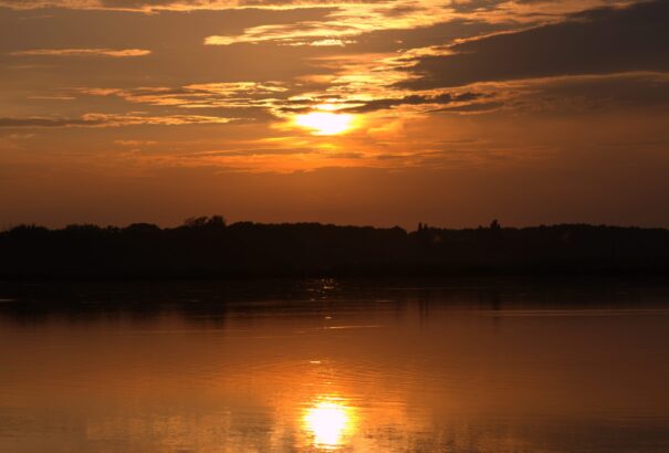 Közepesen felhős, keleten esős idővel zárul a munkahét