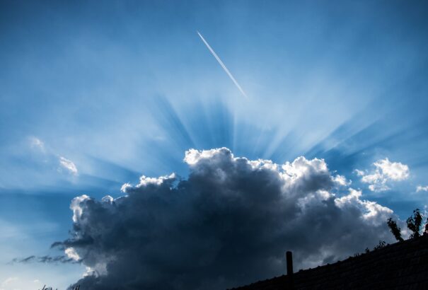 A zivatarlánc után: Nyugaton napos, keleten borult esős idő várható brutális széllel