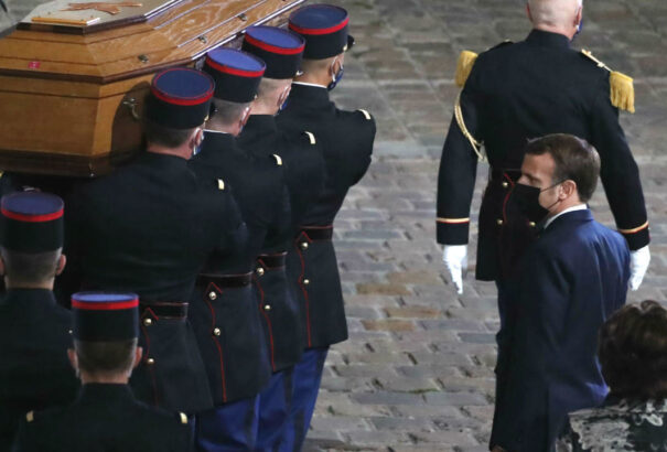 A francia elnök szánalmas gyászbeszéde