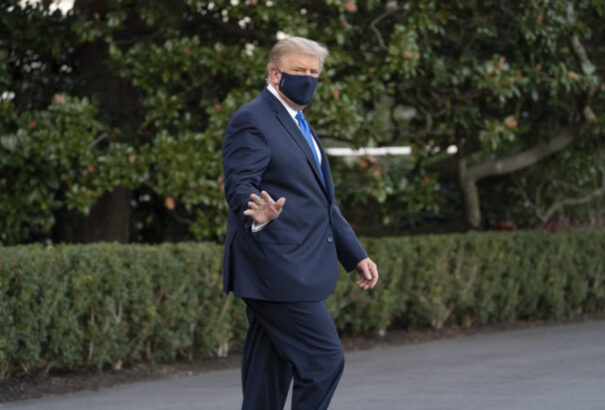 A koronavírusos Trumpot kórházba szállítótták, az elnöki stáb tagjai is COVID-19 pozitívak