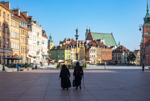 Lengyelországban szombattól kötelező lesz a kültéri maszkviselés