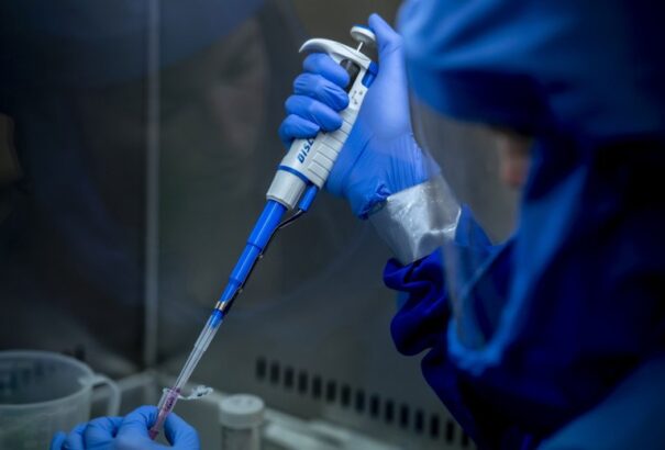 Koronavírus – Tizenheten meghaltak, 1322-vel nőtt a fertőzöttek száma Magyarországon