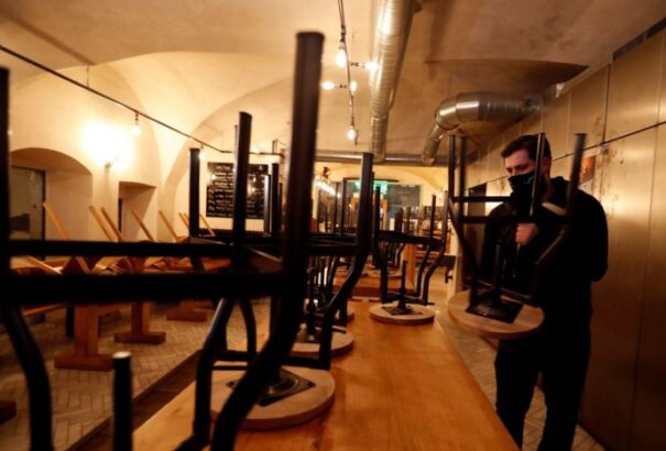 Bezárják az iskolákat és a vendéglőket Csehországban