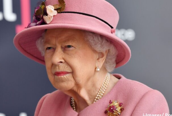 II. Erzsébet királynő kegyelmet ad a terroristát elfogó korábbi gyilkosnak