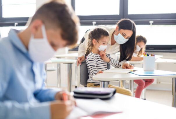 Focus-felmérés: A tanárok 31%-a úgy véli, hogy az oltás az emberek bechipelésének előkészítése