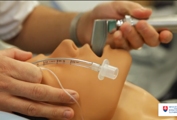 „Rendkívül fájdalmas procedúra” – egy orvos bemutatta, hogyan kötik lélegeztetőgépre a beteget (VIDEÓ)