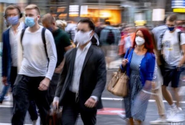 Közegészségügyi hivatal: Koronavírusos tünetekkel ne járjunk munkába