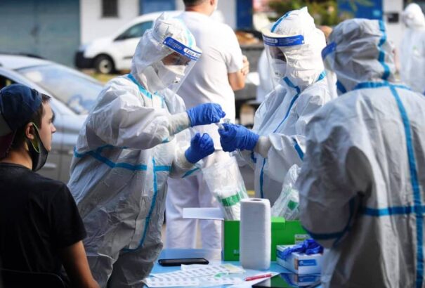 Koronavírus Szlovákiában: 704 új fertőzött, 9 492 tesztelés. Egyre többen kerülnek kórházba