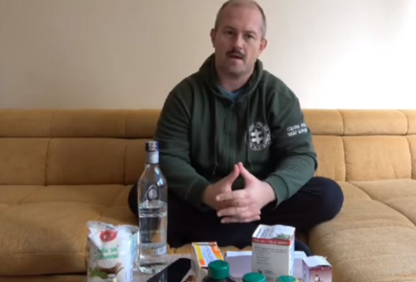 Kotleba azzal dicsekszik, hogy vodkával gyógyul a COVID-ból. Krajčí szerint az alkohol gyengíti az immunitást