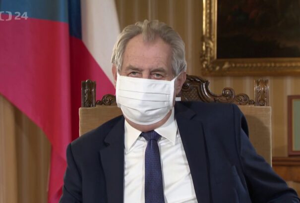 Zeman beszédet intézett a csehekhez. „Egyetlen fegyver van a kezünkben, ami nem más, mint egy kis darab anyag”