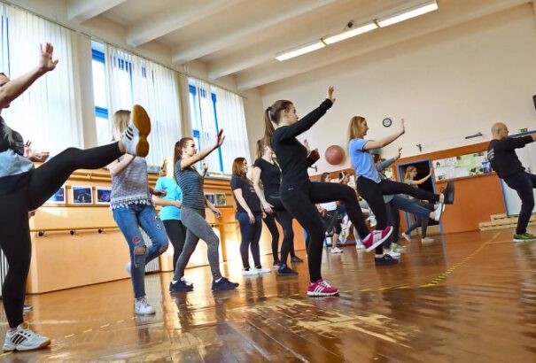 Az oktatásügyi minisztérium azt javasolja, hogy elméleti formában oktassák a testnevelést és a zenét