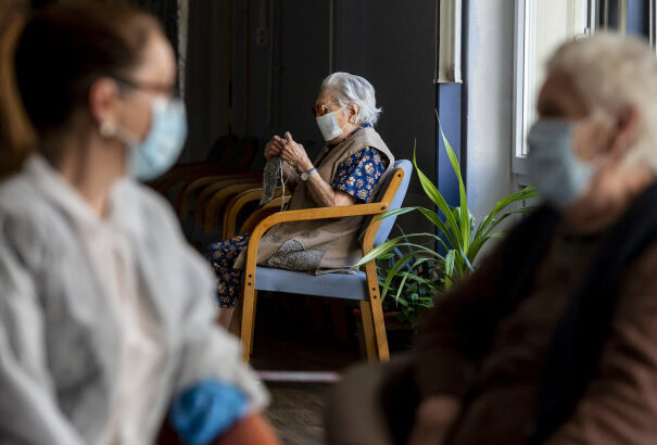 A WHO szerint az időseknek otthon több esélyük van a túlélésre, mint az idősotthonokban