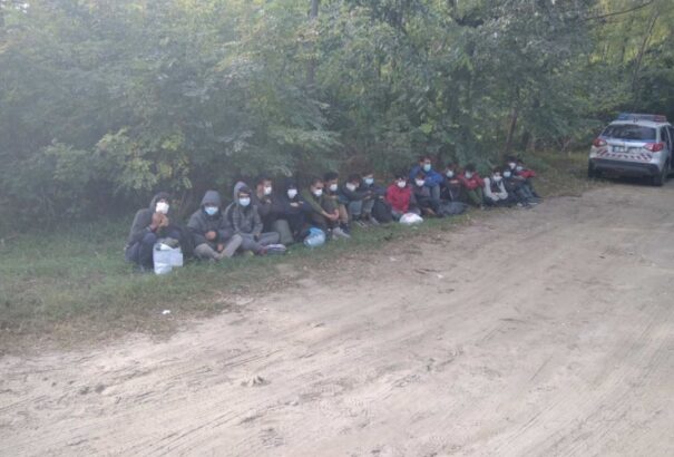 Szlovák rendszámú autót kapcsoltak le a magyar hatóságok – 17 migránst szállítottak benne
