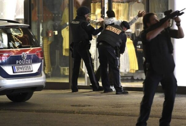 Terrortámadás Bécsben: Több halott és súlyos sérült, egy elkövető szökésben
